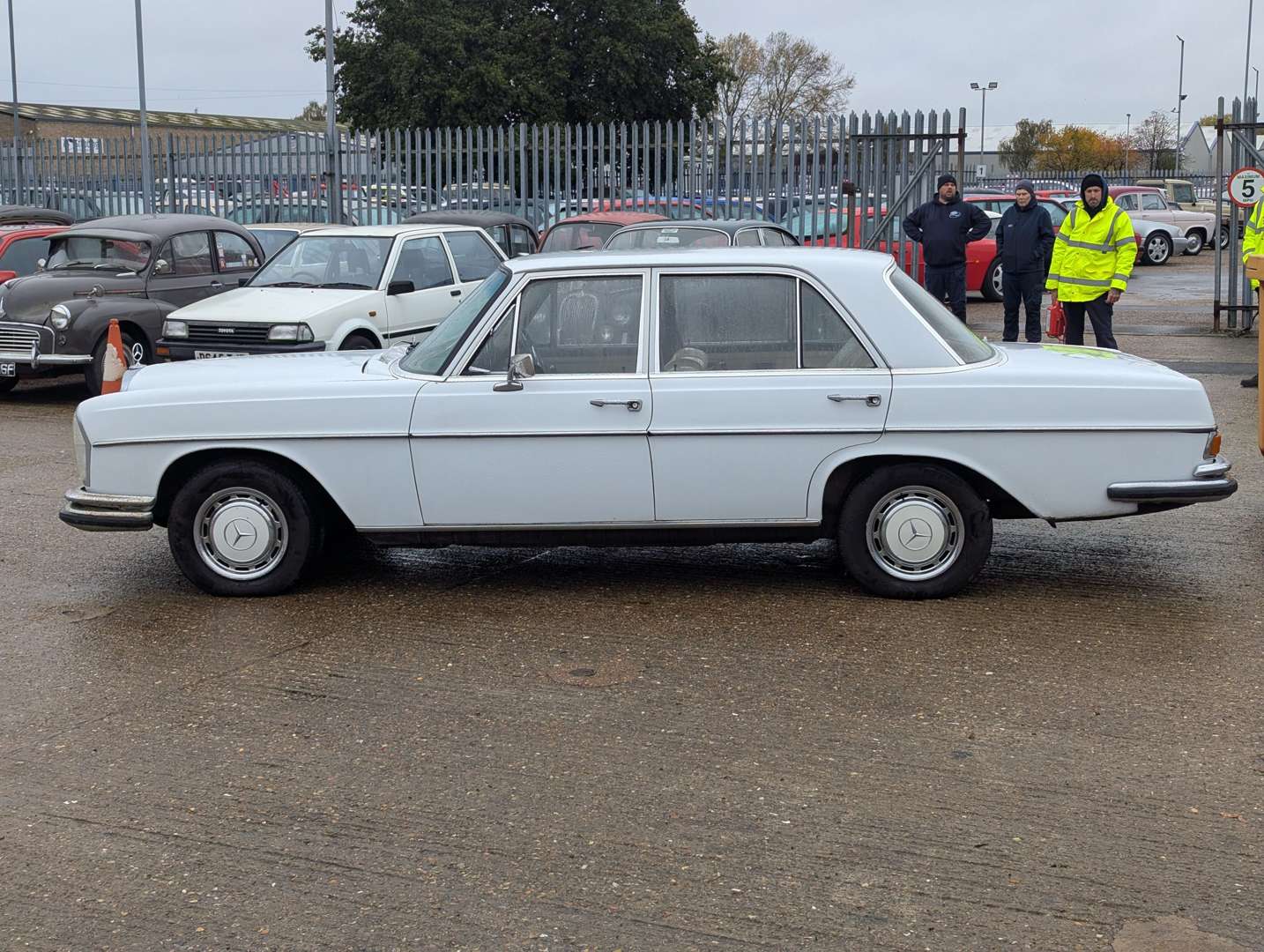 <p>1968 MERCEDES 250 SE</p>