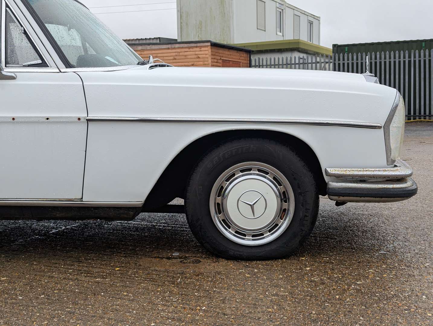 <p>1968 MERCEDES 250 SE</p>