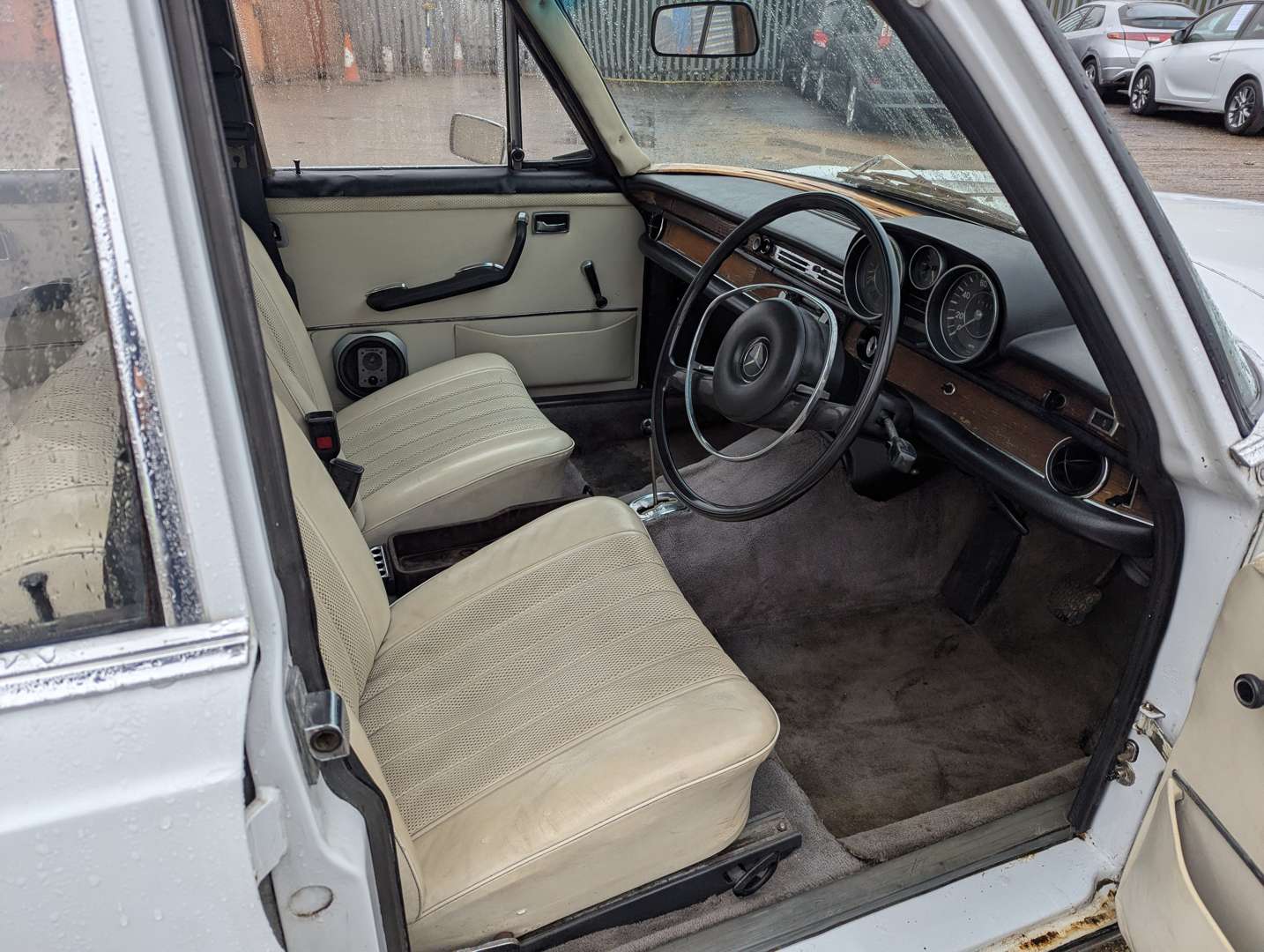 <p>1968 MERCEDES 250 SE</p>