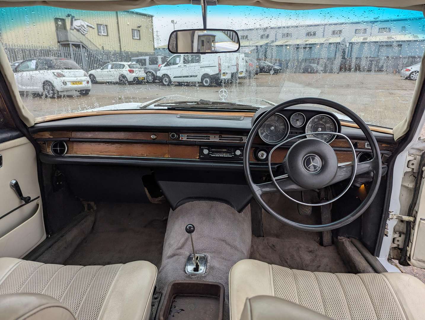 <p>1968 MERCEDES 250 SE</p>