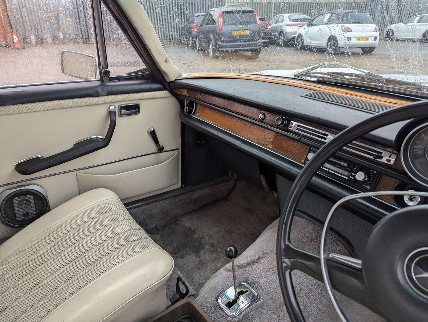 <p>1968 MERCEDES 250 SE</p>