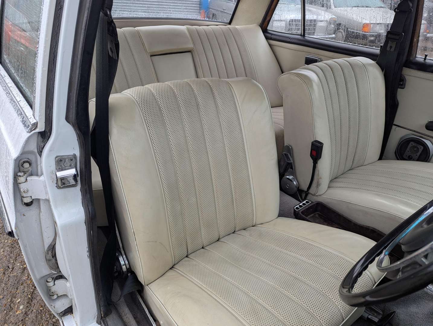 <p>1968 MERCEDES 250 SE</p>