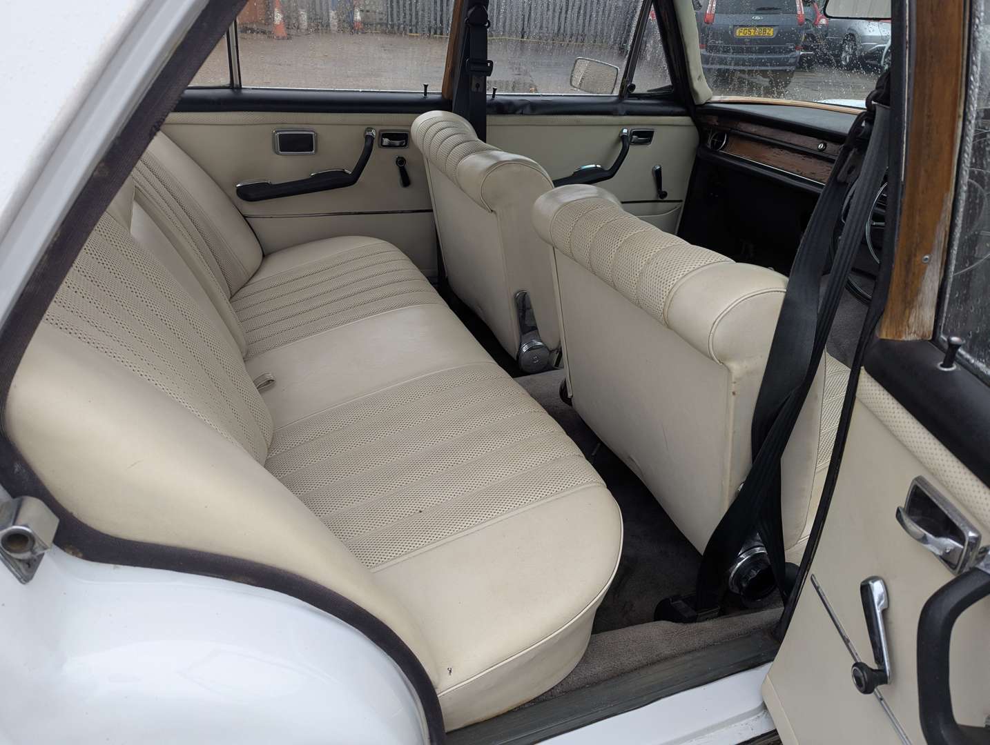 <p>1968 MERCEDES 250 SE</p>