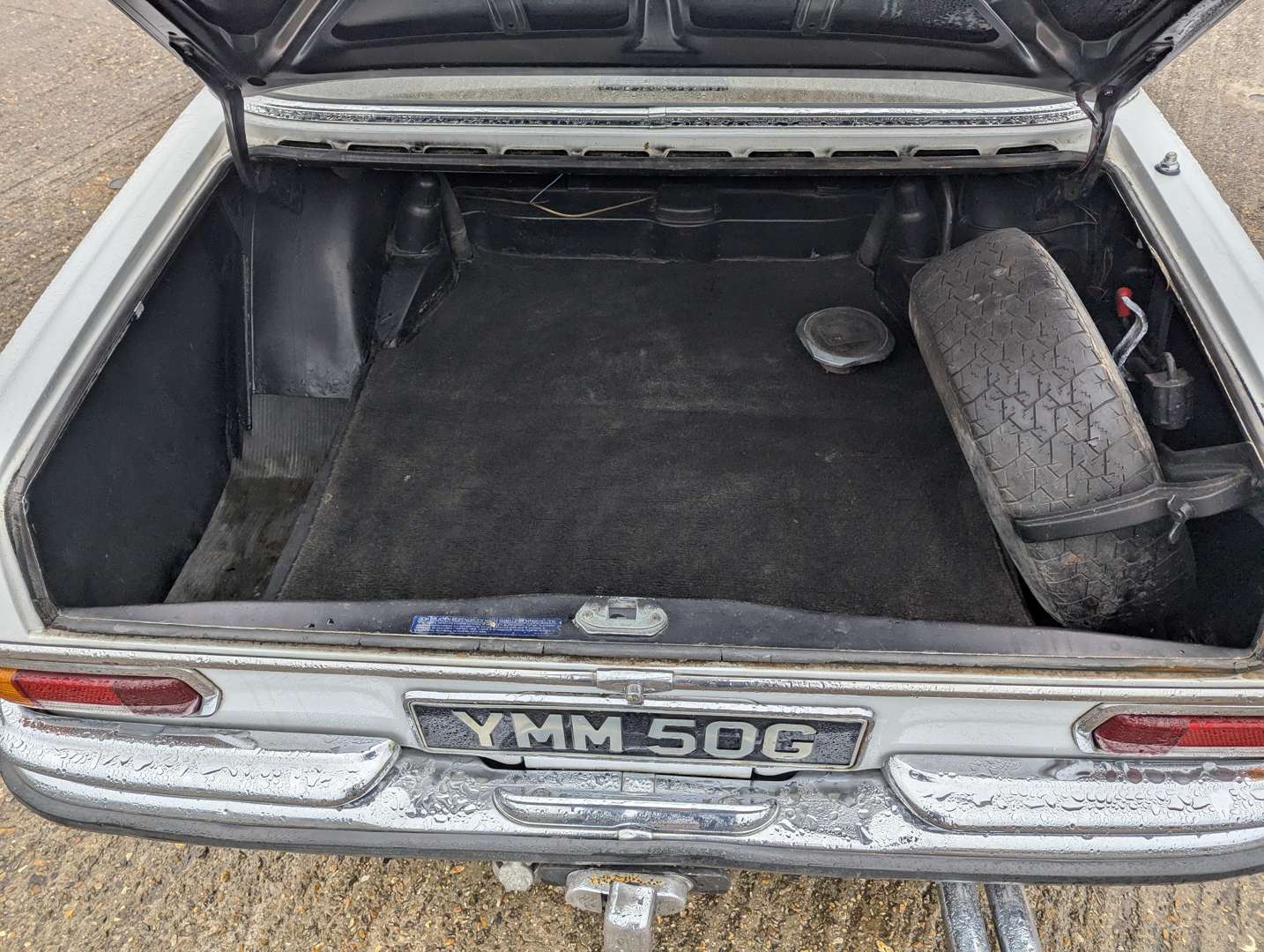 <p>1968 MERCEDES 250 SE</p>