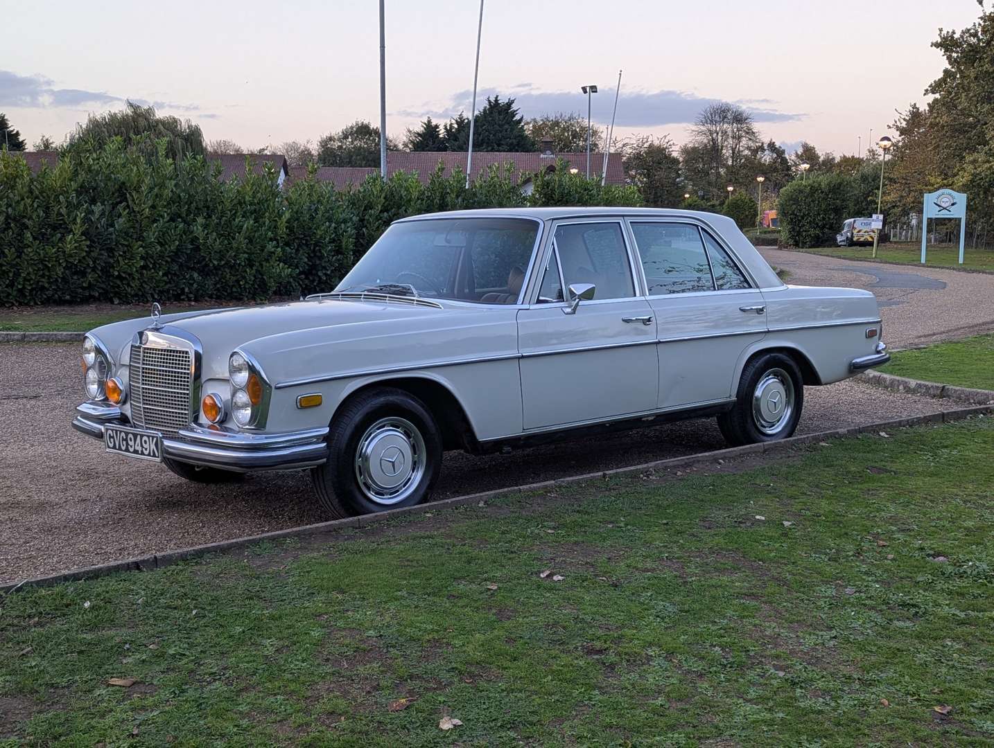 <p>1972 MERCEDES 280 SE AUTO</p>