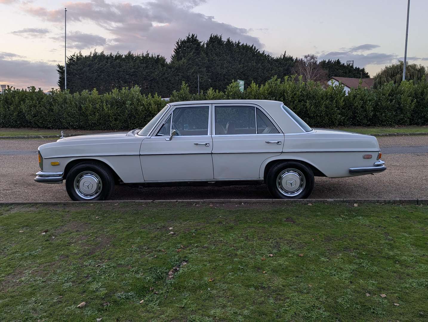 <p>1972 MERCEDES 280 SE AUTO</p>