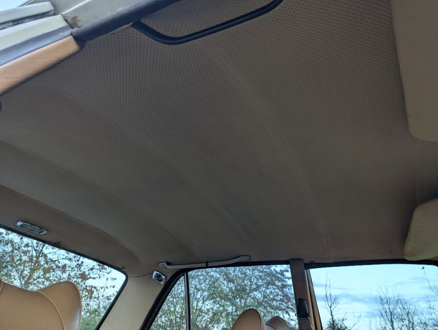 <p>1972 MERCEDES 280 SE AUTO</p>