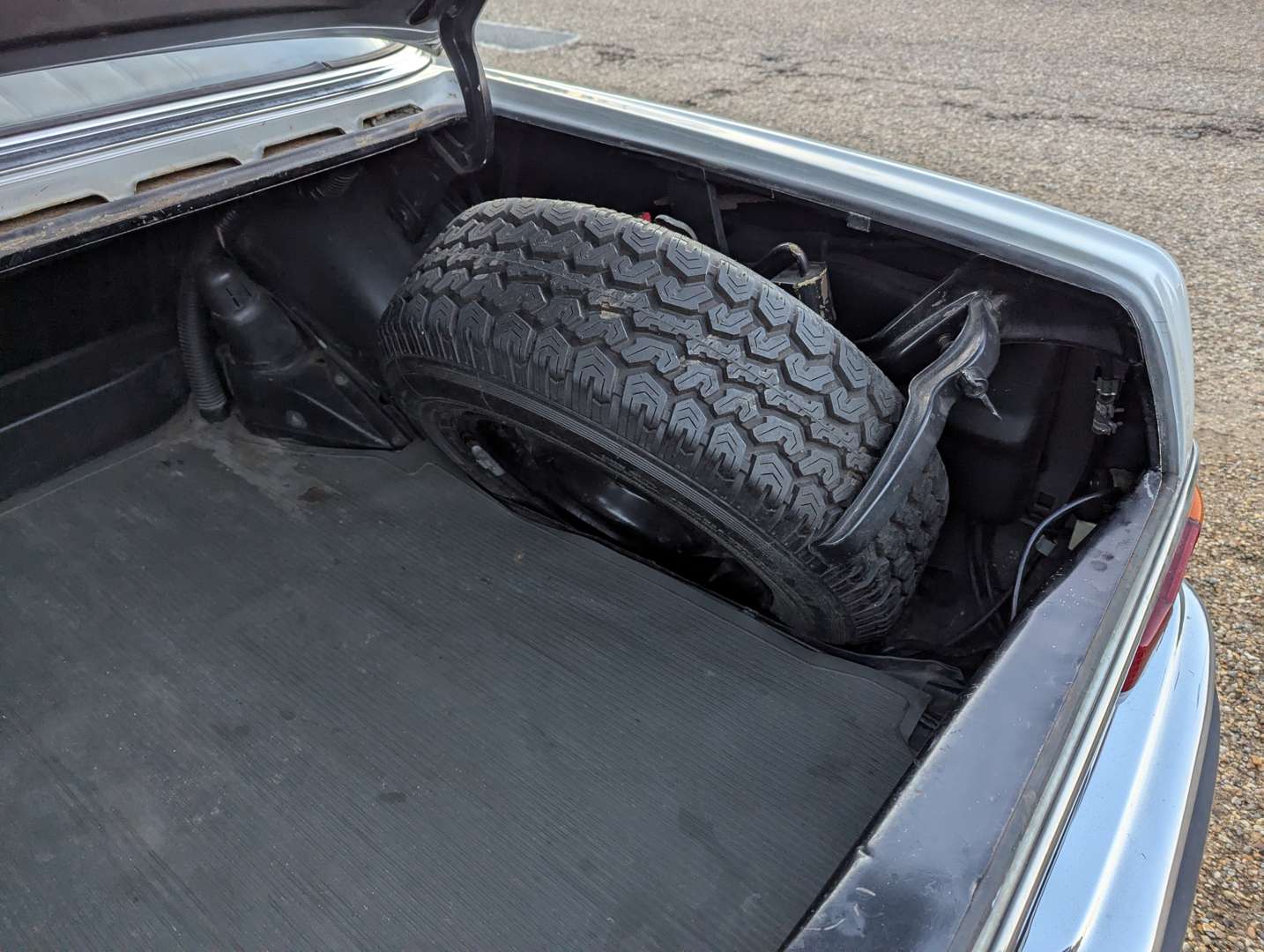 <p>1972 MERCEDES 280 SE AUTO</p>