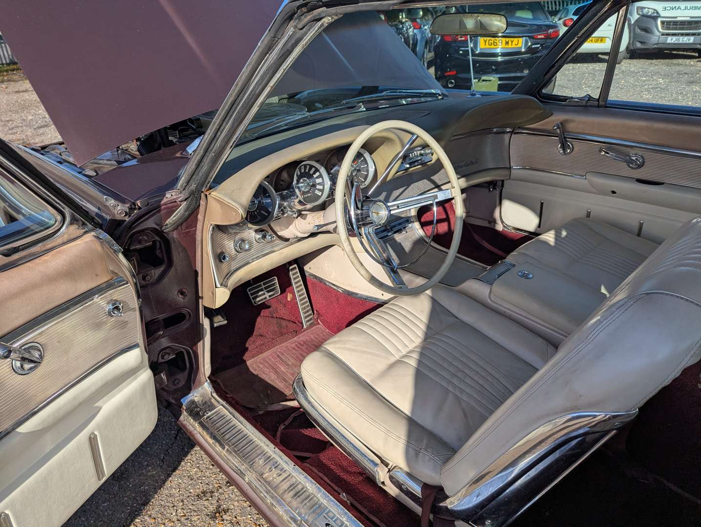 <p>1963 FORD THUNDERBIRD LHD</p>