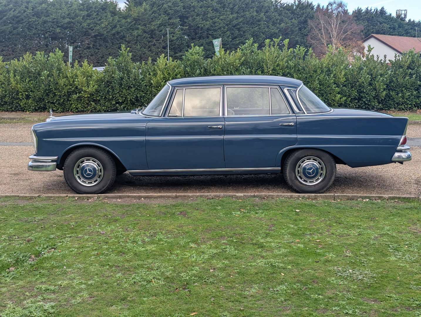 <p>1965 MERCEDES 220 SB</p>