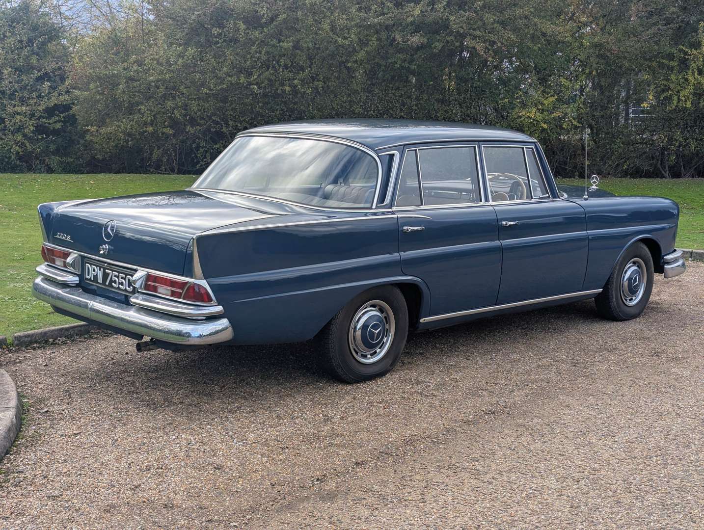 <p>1965 MERCEDES 220 SB</p>