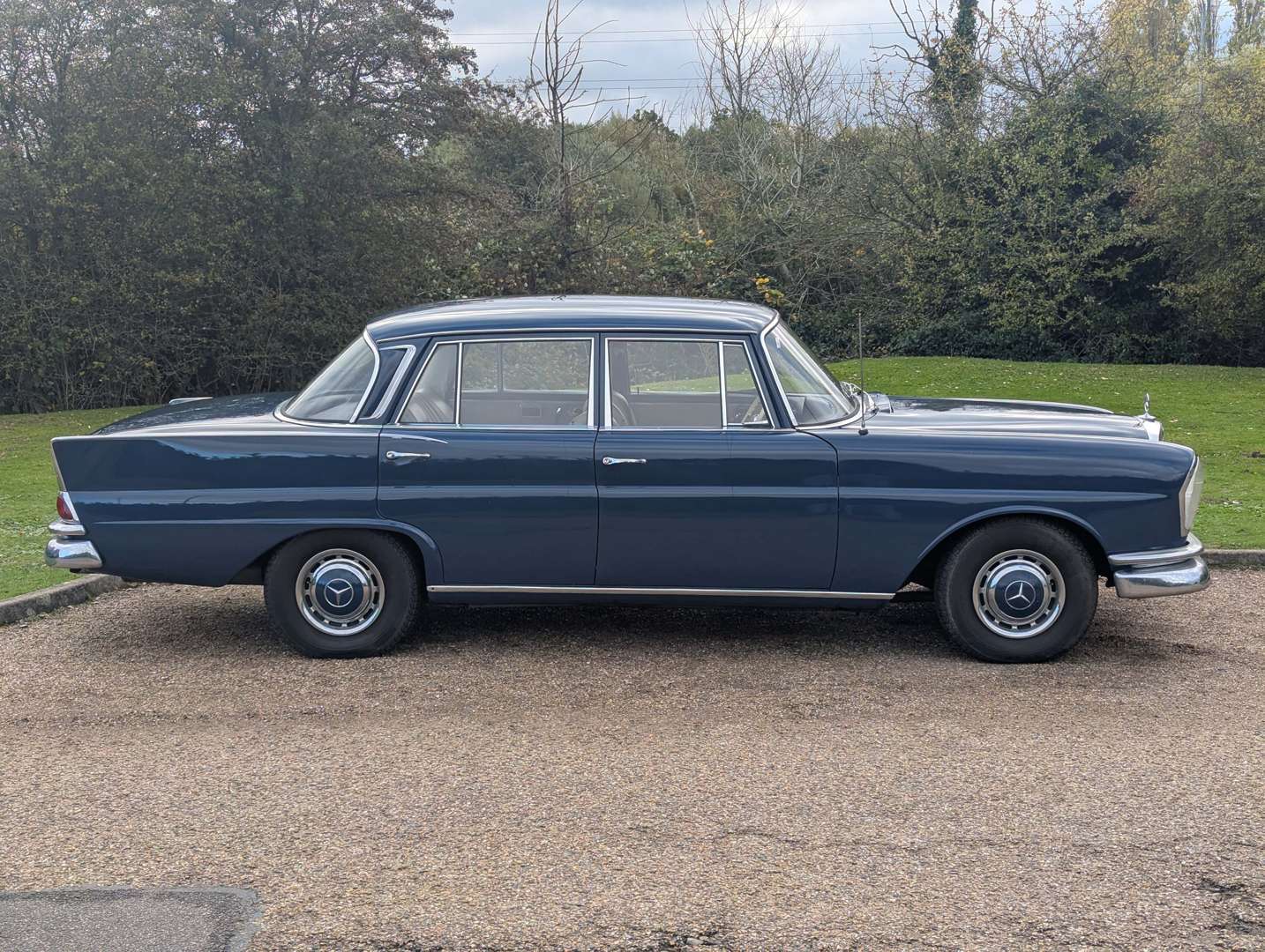 <p>1965 MERCEDES 220 SB</p>