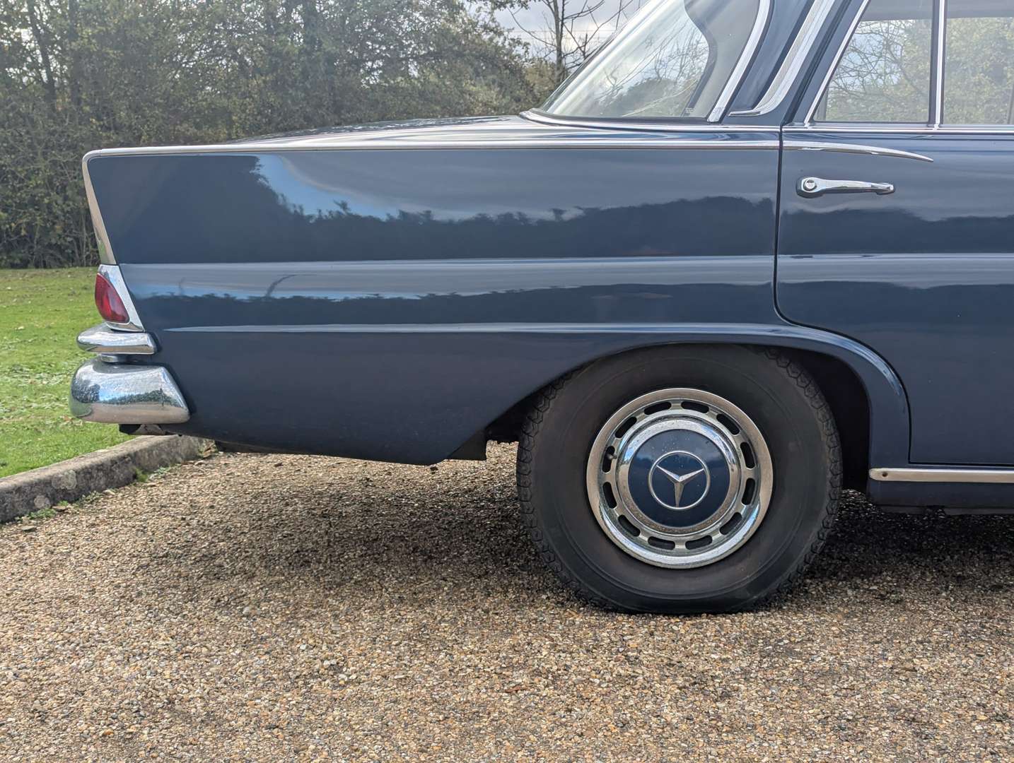 <p>1965 MERCEDES 220 SB</p>