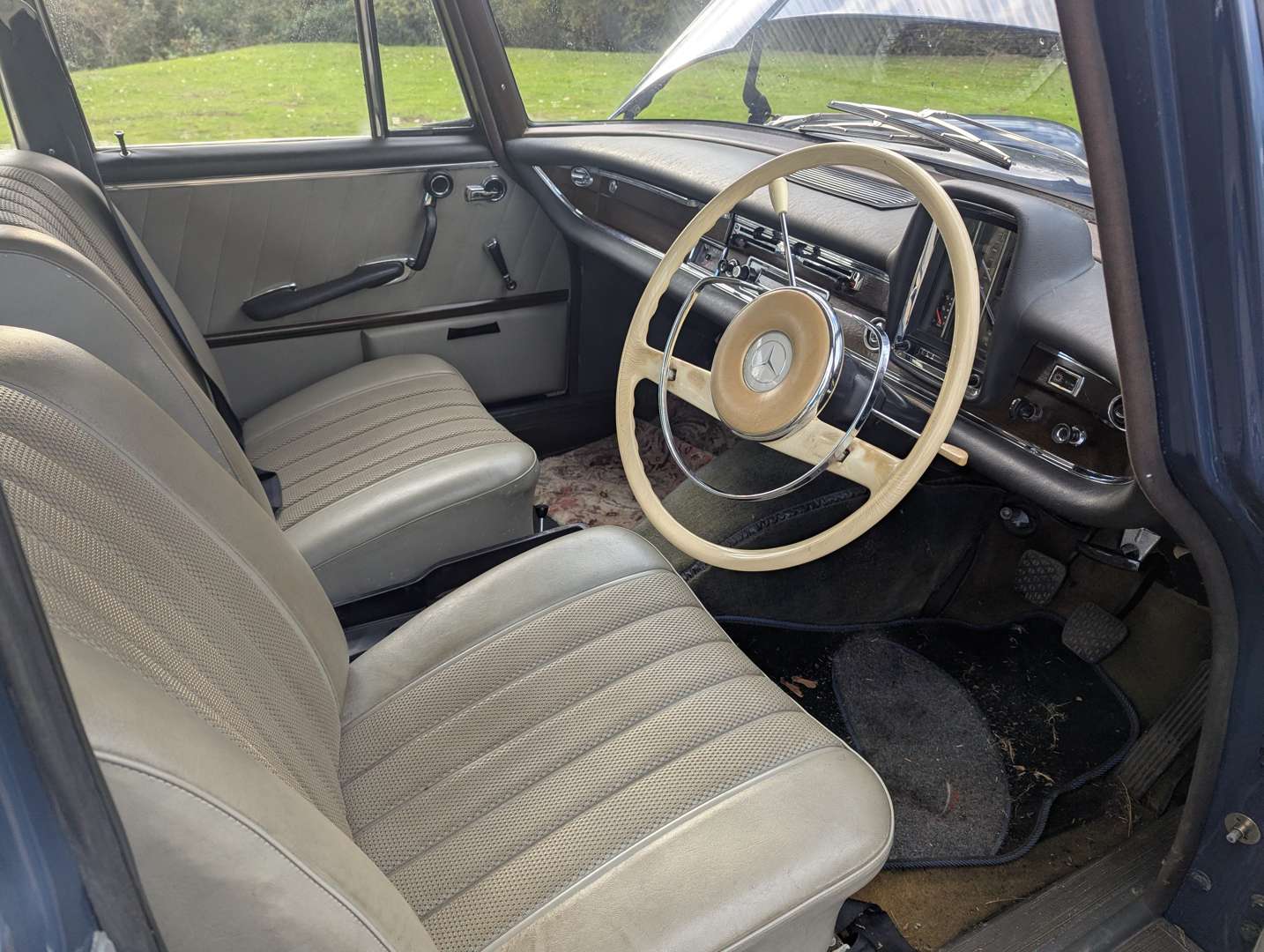 <p>1965 MERCEDES 220 SB</p>