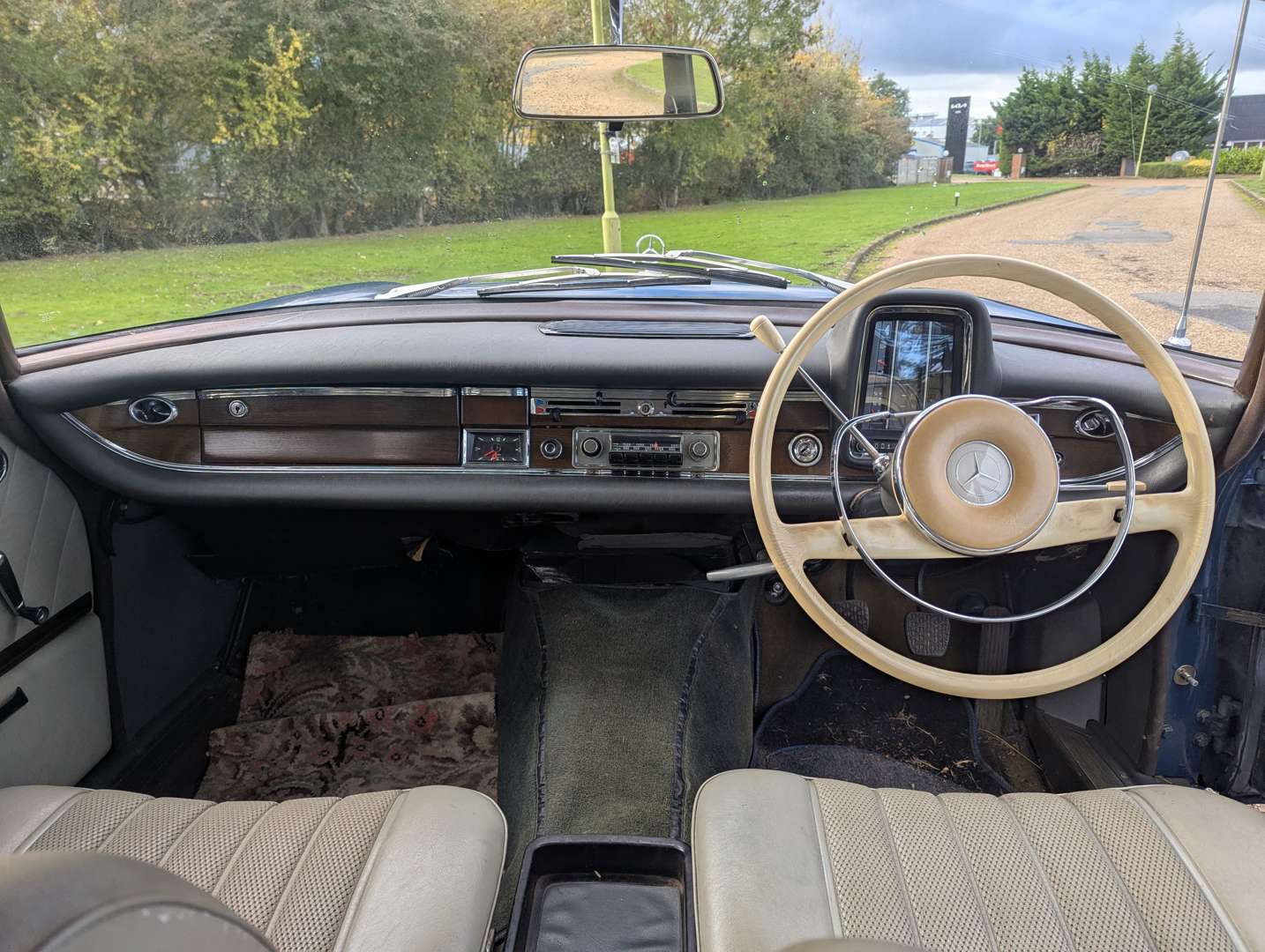 <p>1965 MERCEDES 220 SB</p>