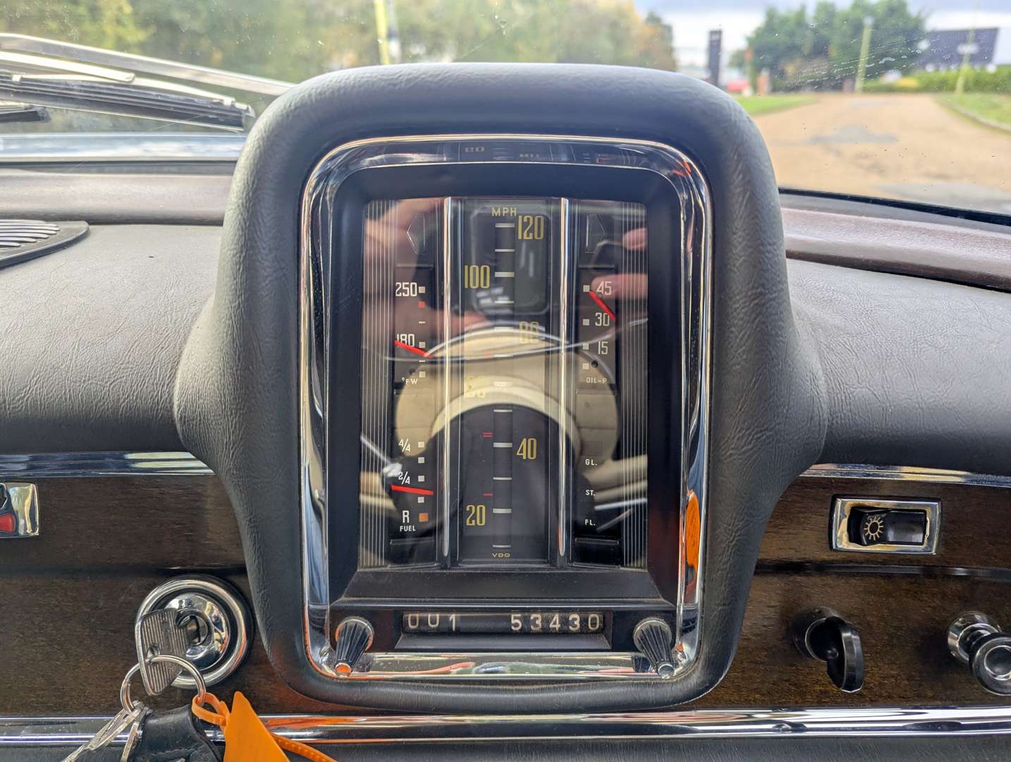 <p>1965 MERCEDES 220 SB</p>