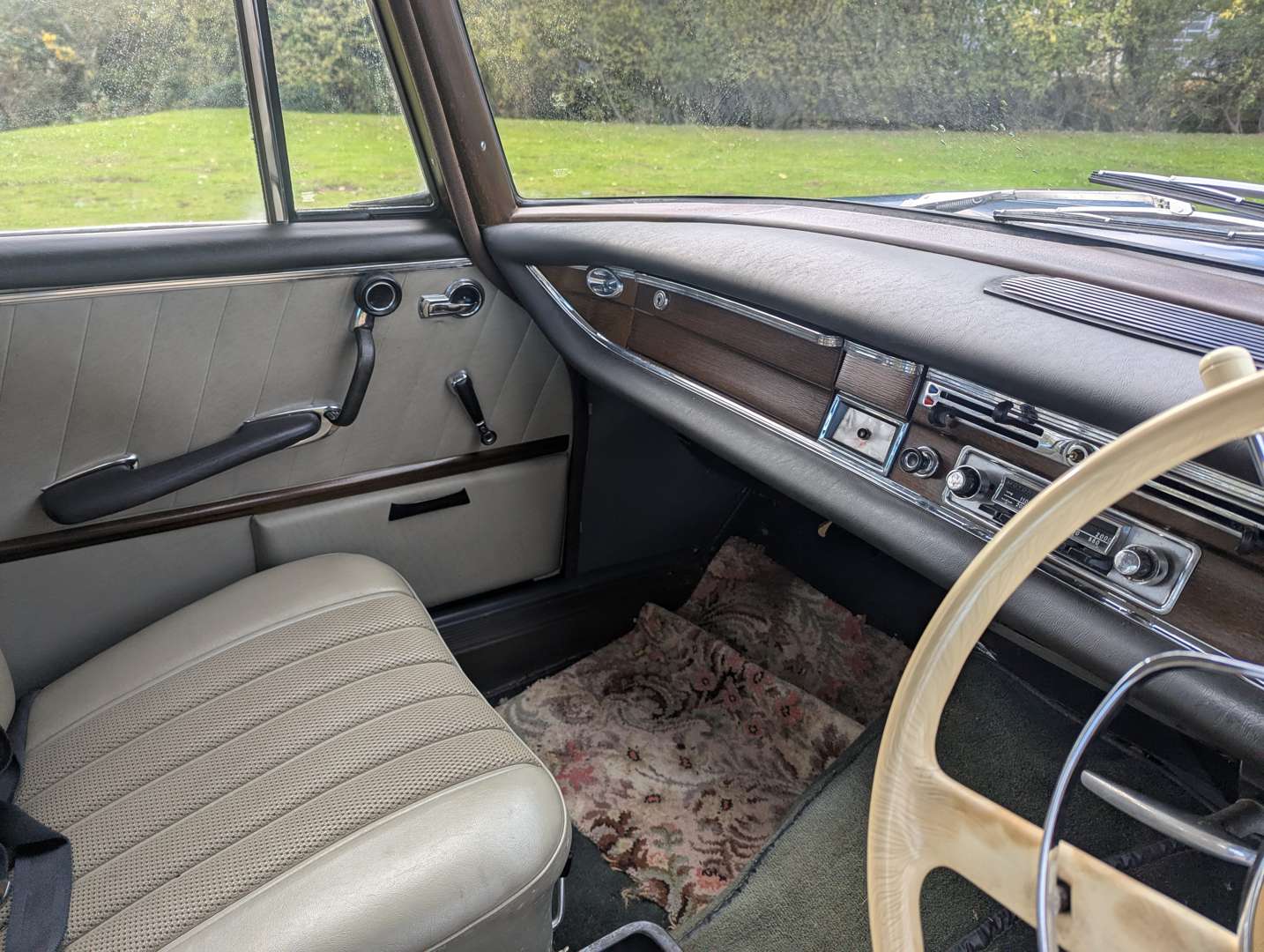 <p>1965 MERCEDES 220 SB</p>