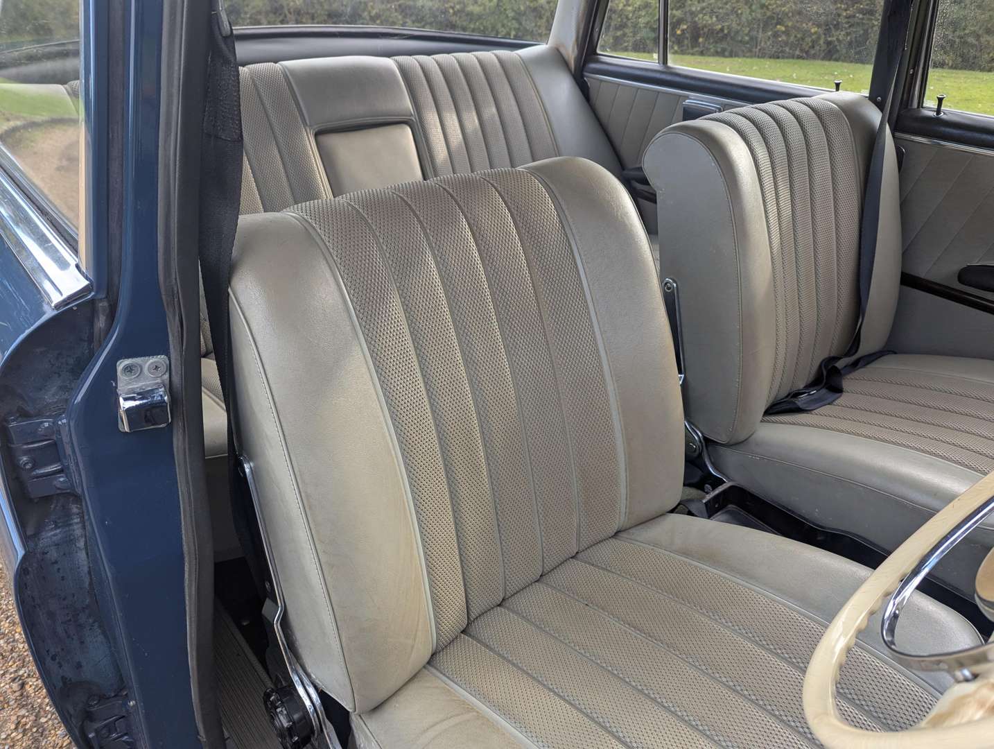 <p>1965 MERCEDES 220 SB</p>