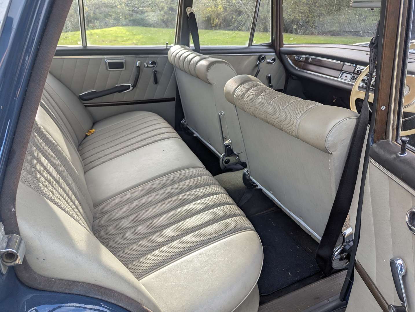 <p>1965 MERCEDES 220 SB</p>