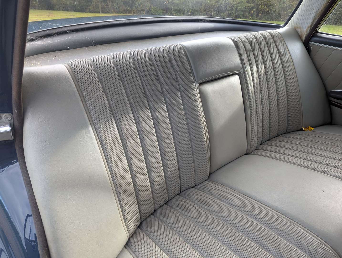 <p>1965 MERCEDES 220 SB</p>