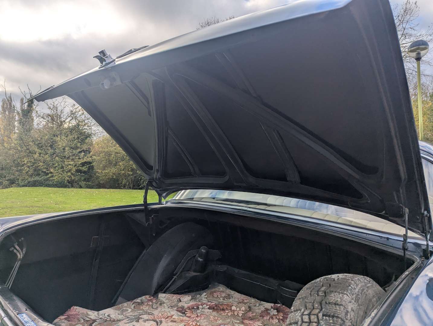 <p>1965 MERCEDES 220 SB</p>