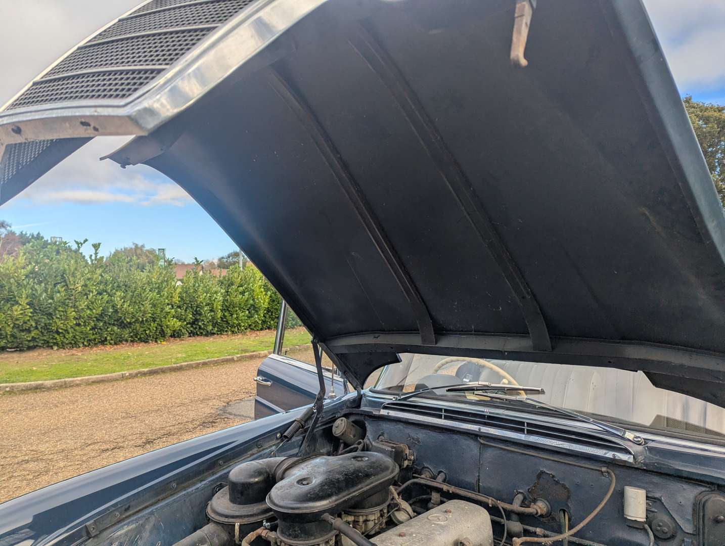 <p>1965 MERCEDES 220 SB</p>