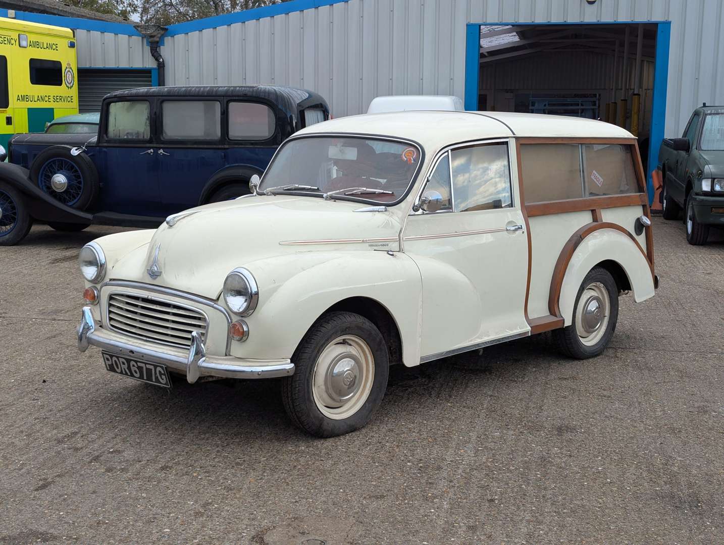<p>1968 MORRIS MINOR 1000 TRAVELLER</p>