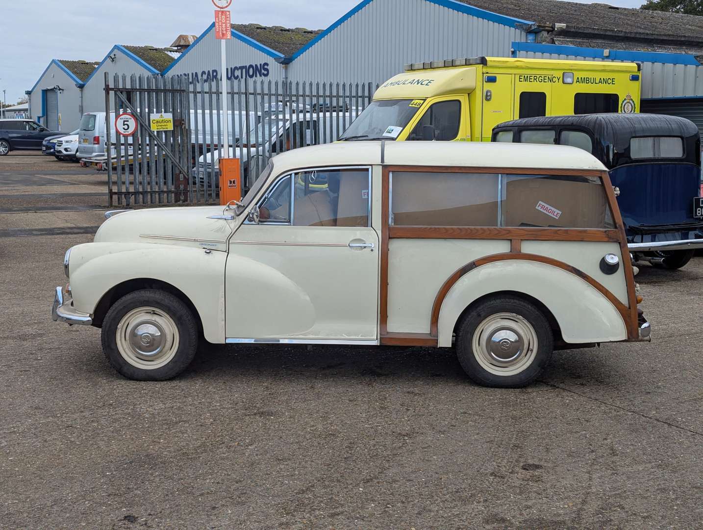 <p>1968 MORRIS MINOR 1000 TRAVELLER</p>