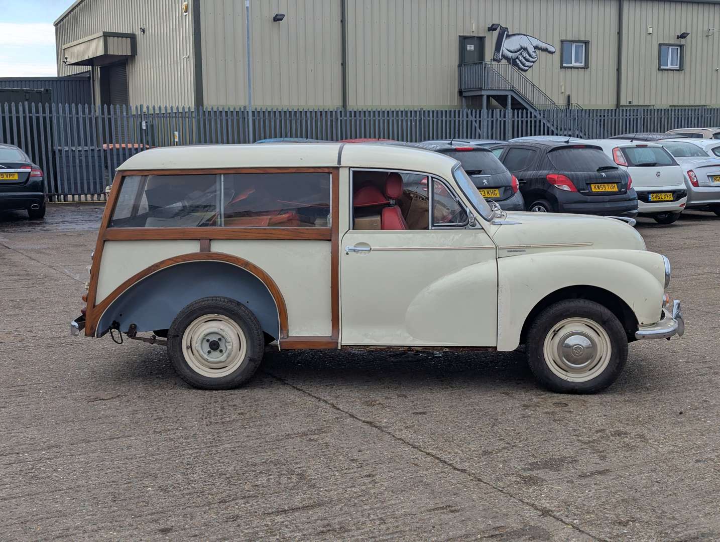 <p>1968 MORRIS MINOR 1000 TRAVELLER</p>