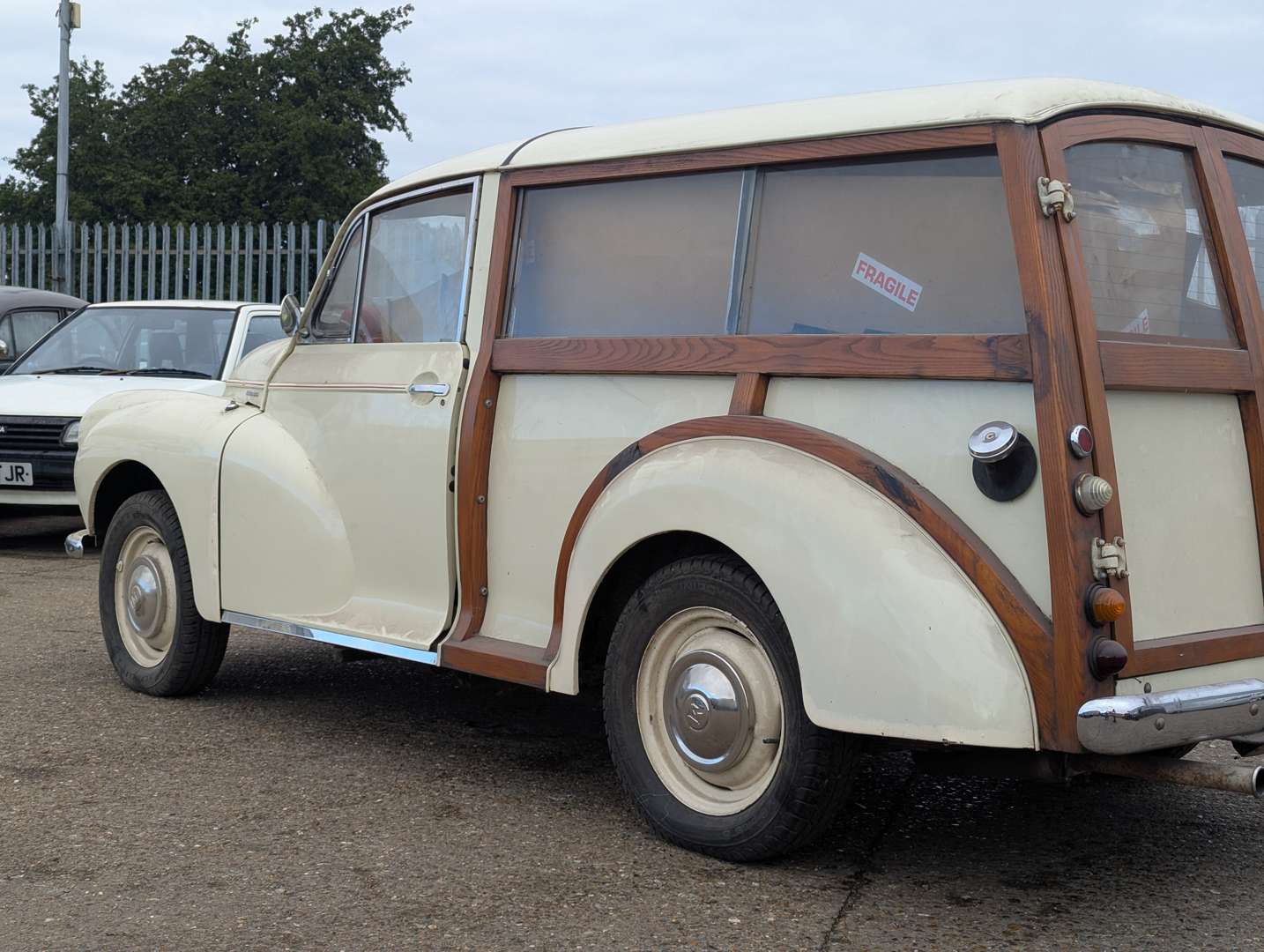 <p>1968 MORRIS MINOR 1000 TRAVELLER</p>