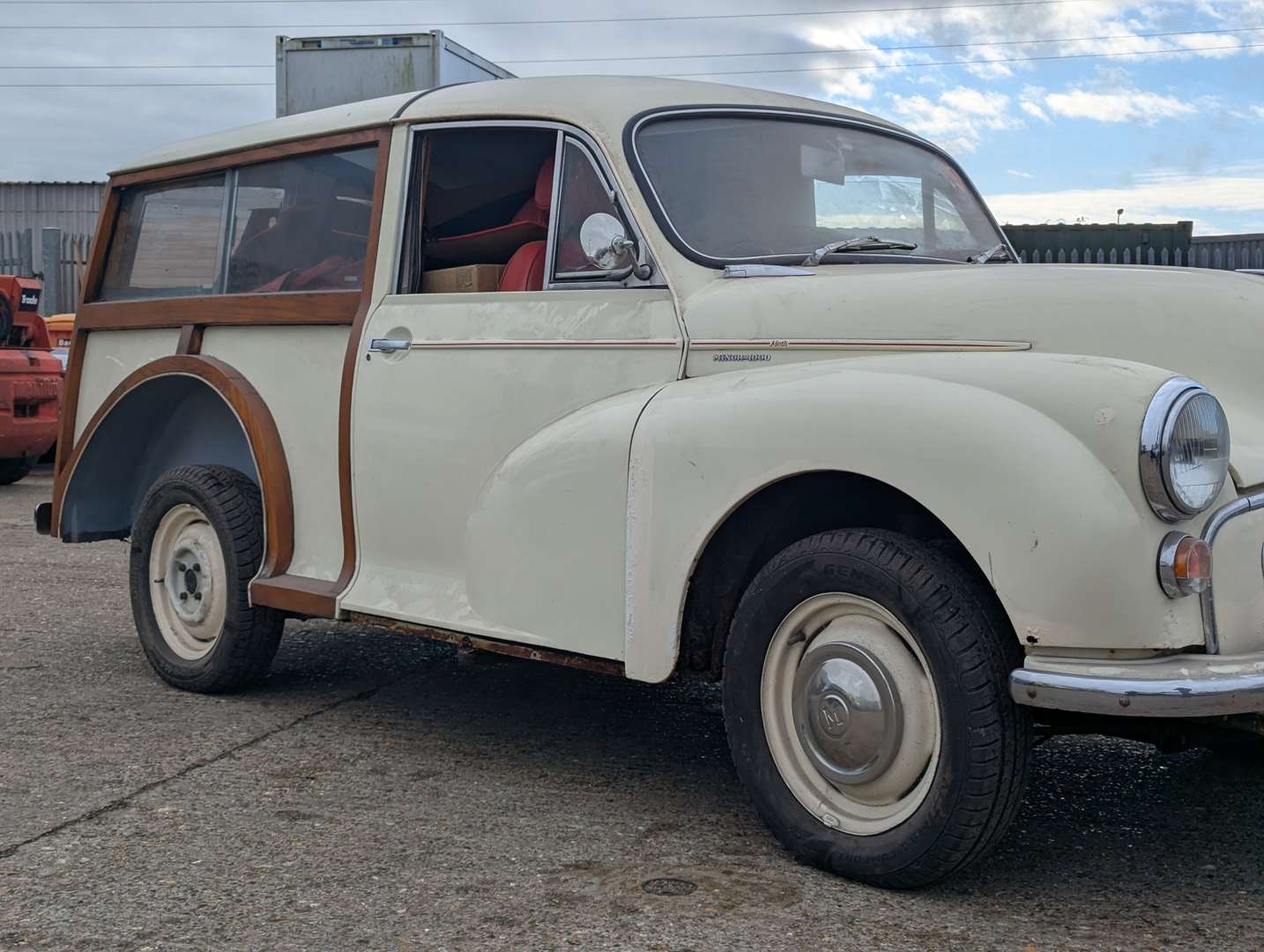 <p>1968 MORRIS MINOR 1000 TRAVELLER</p>