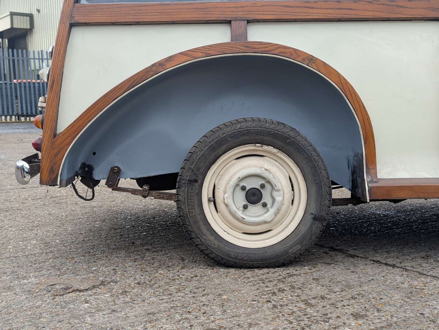 <p>1968 MORRIS MINOR 1000 TRAVELLER</p>