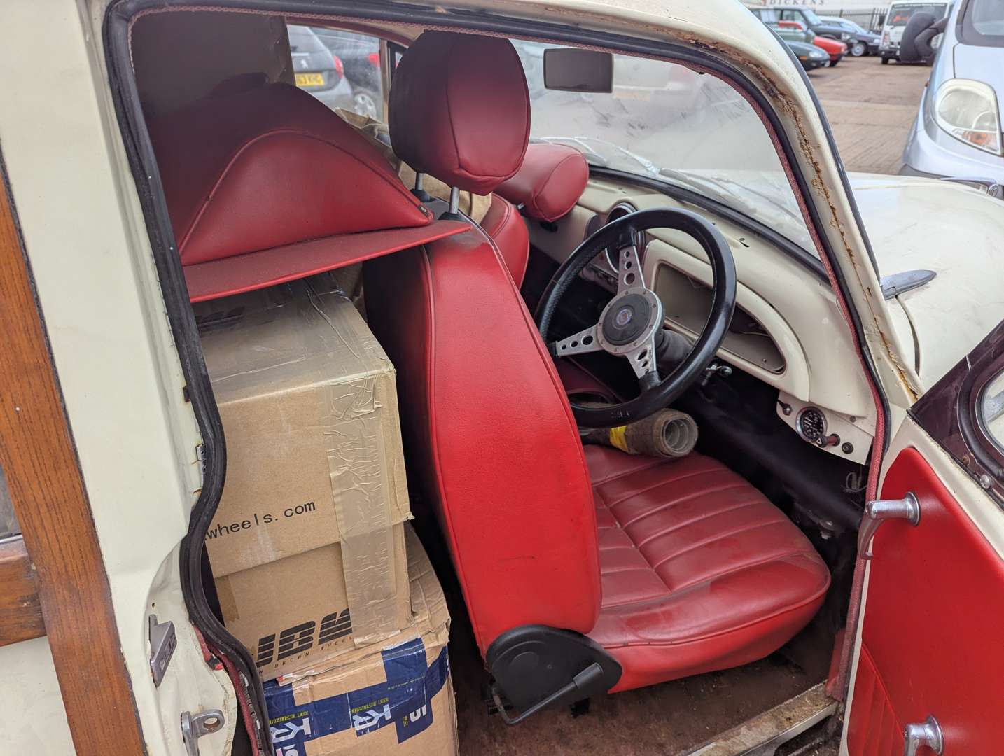 <p>1968 MORRIS MINOR 1000 TRAVELLER</p>