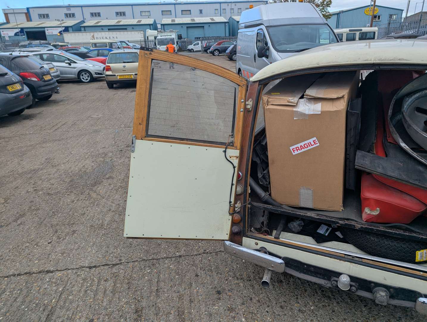 <p>1968 MORRIS MINOR 1000 TRAVELLER</p>