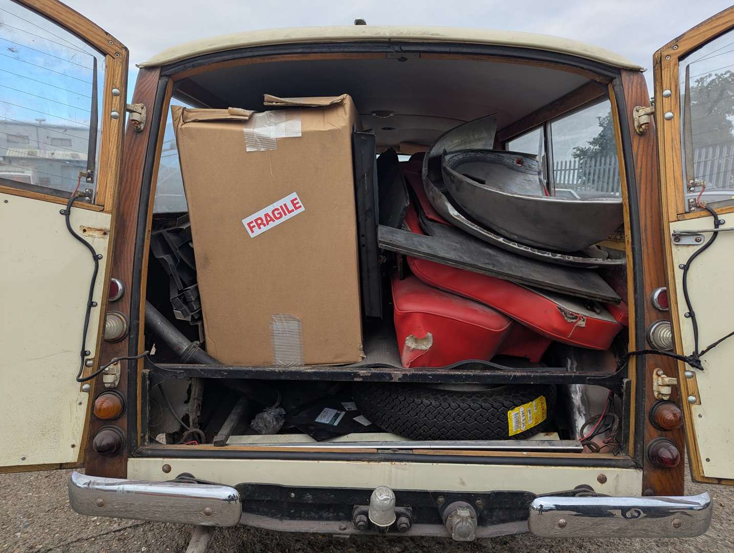 <p>1968 MORRIS MINOR 1000 TRAVELLER</p>