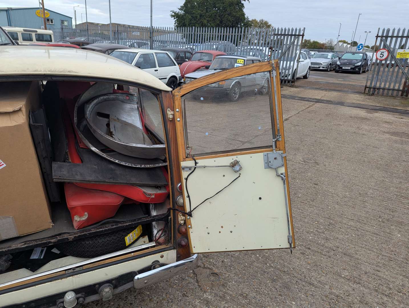 <p>1968 MORRIS MINOR 1000 TRAVELLER</p>