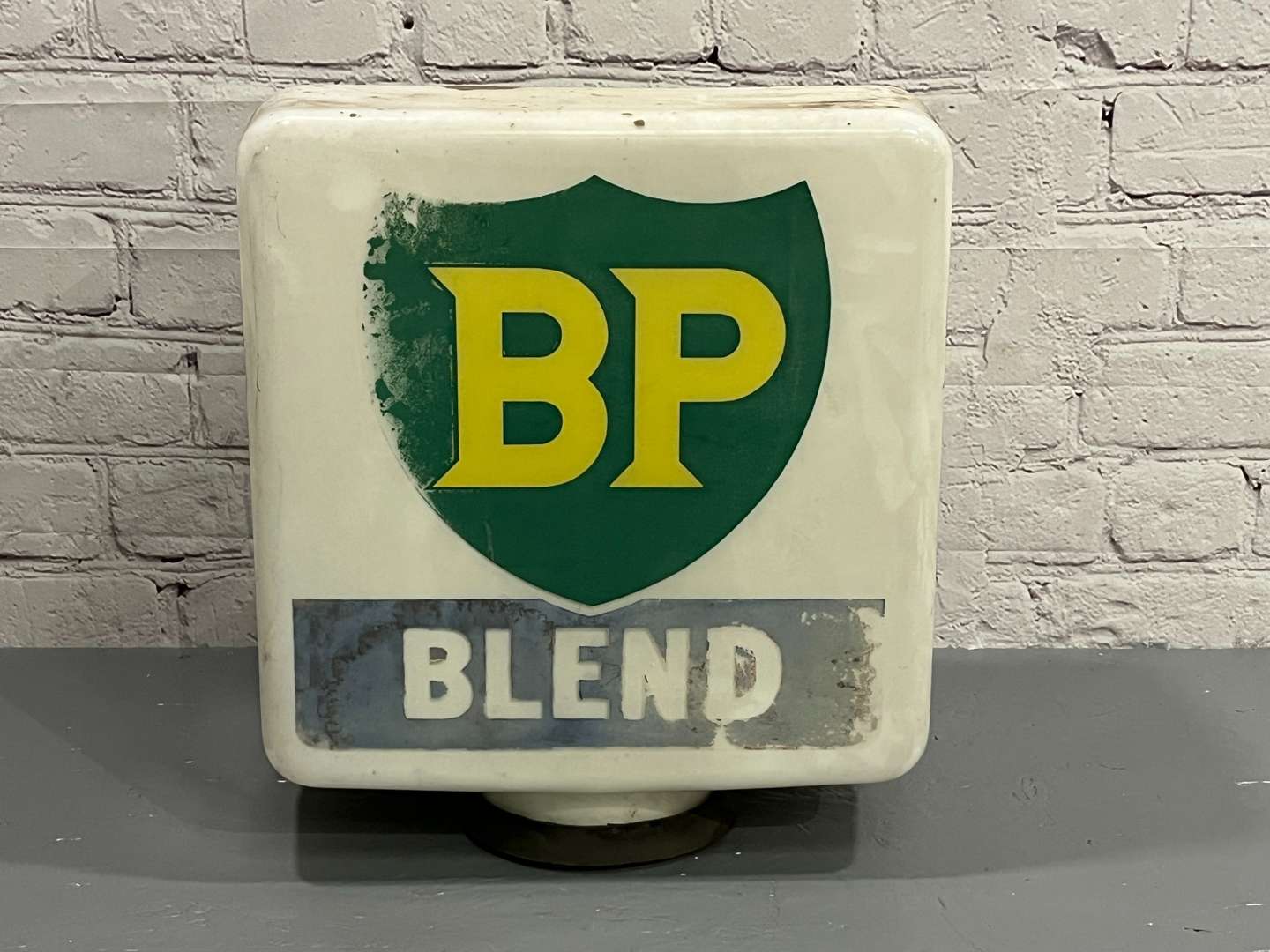 <p>BP Blend Glass Petrol Globe</p>