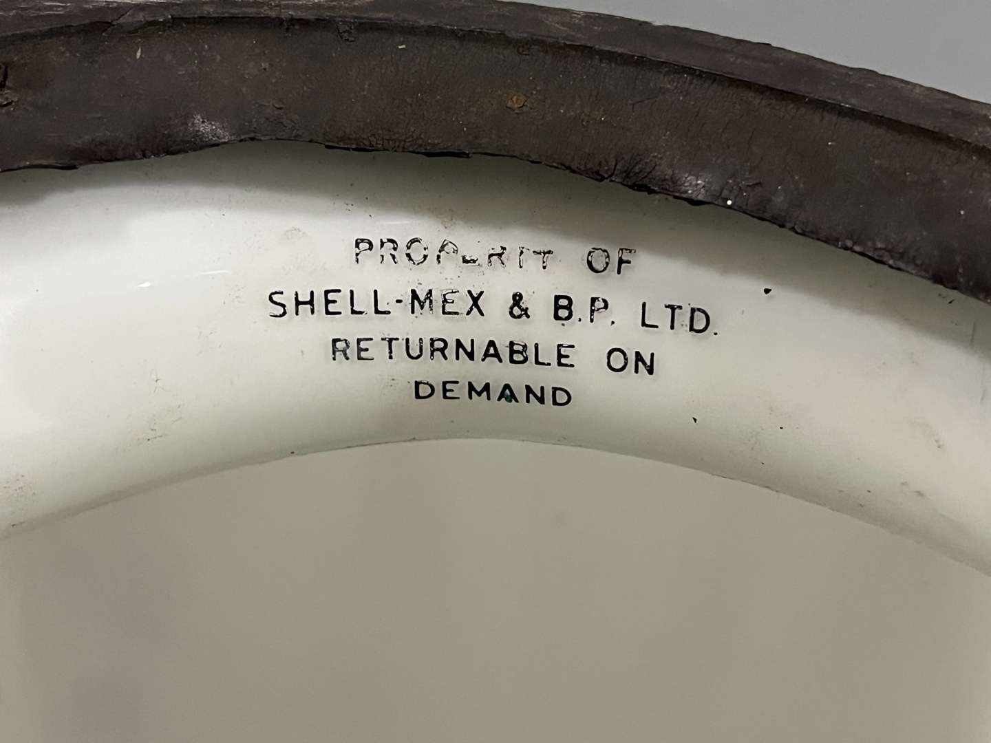 <p>BP Blend Glass Petrol Globe</p>