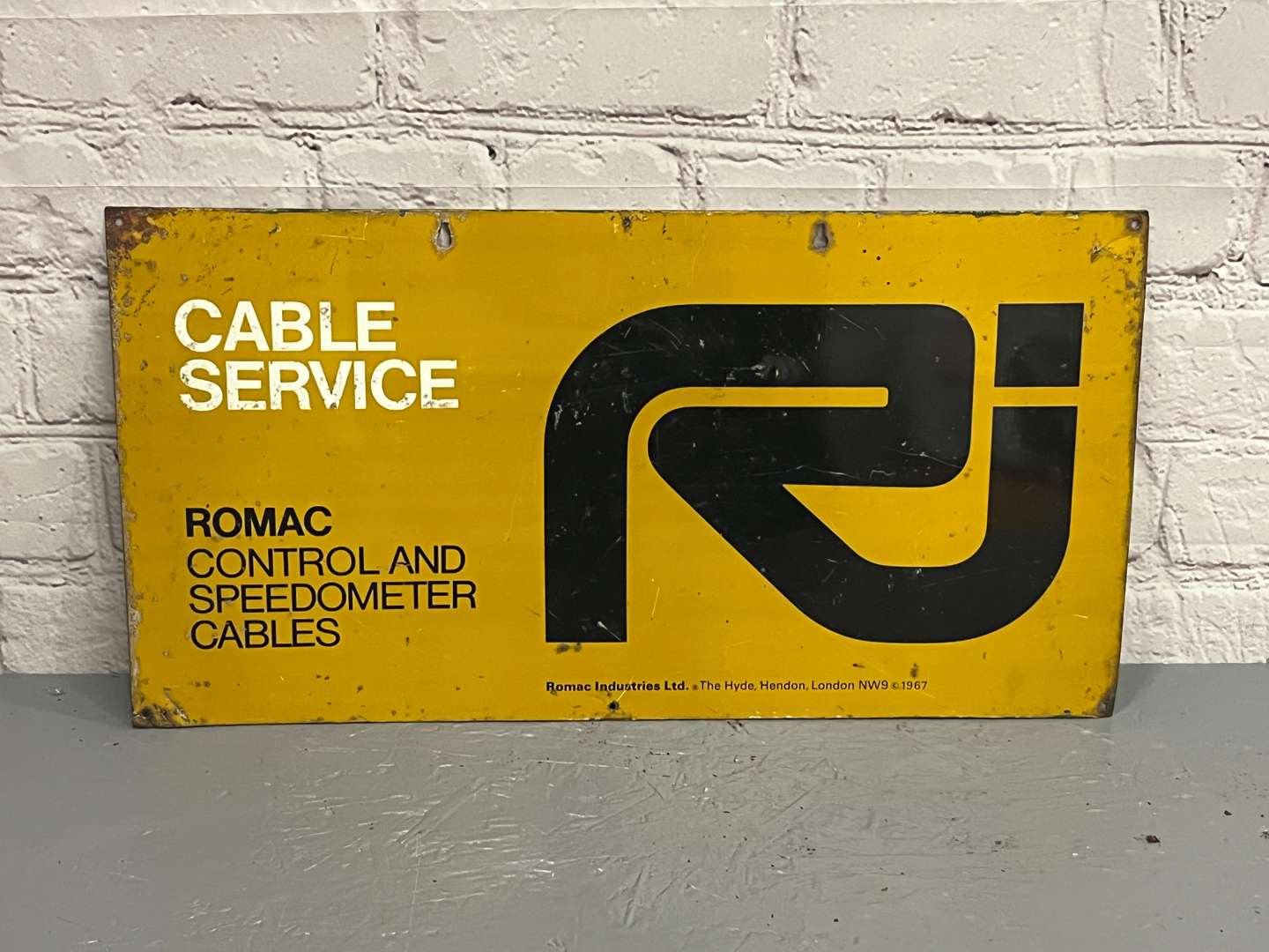 <p>Romac Cable Service Metal Sign</p>