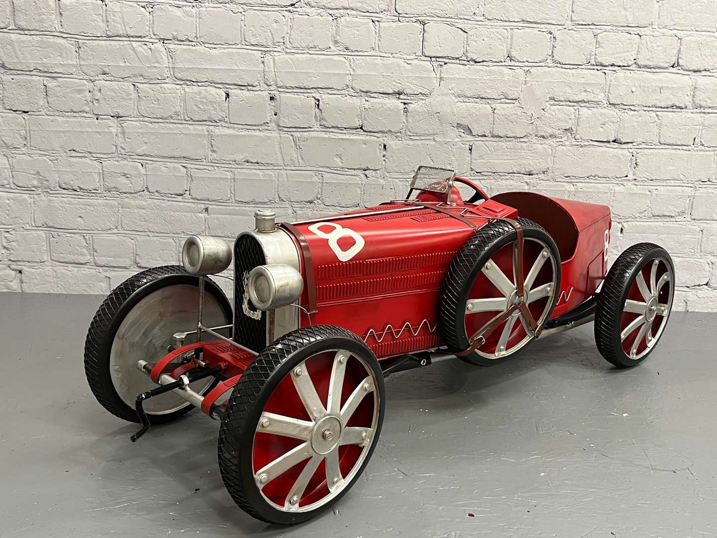 <p>Large Scale Tin Plate Modern Vintage Car</p>