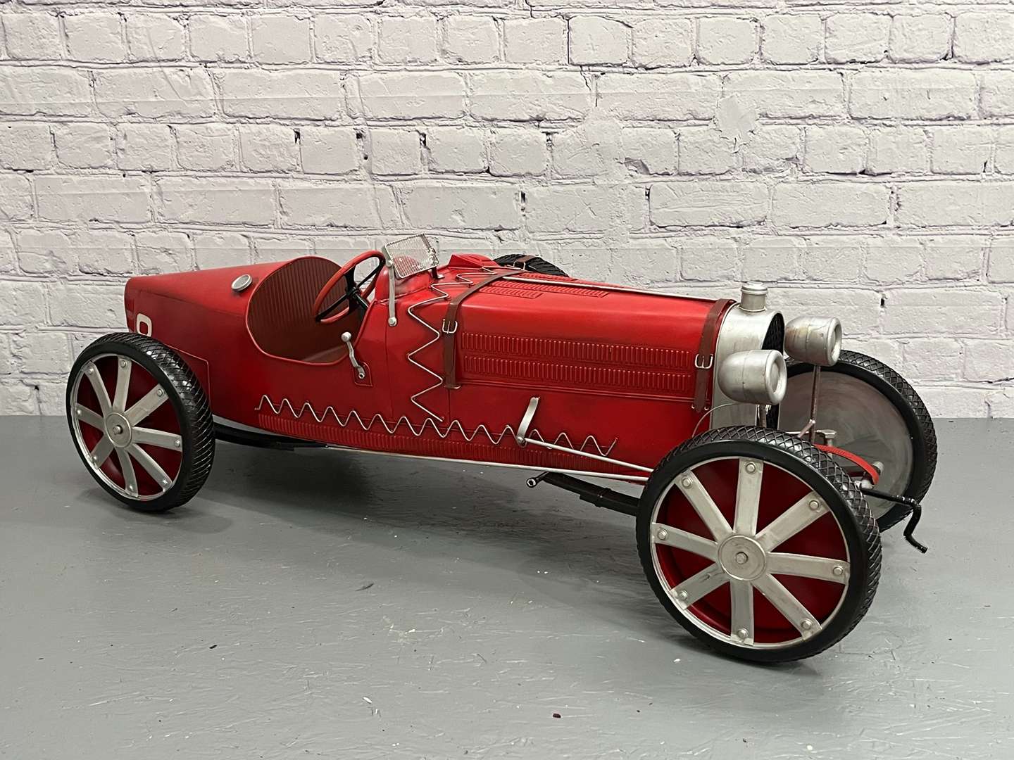 <p>Large Scale Tin Plate Modern Vintage Car</p>