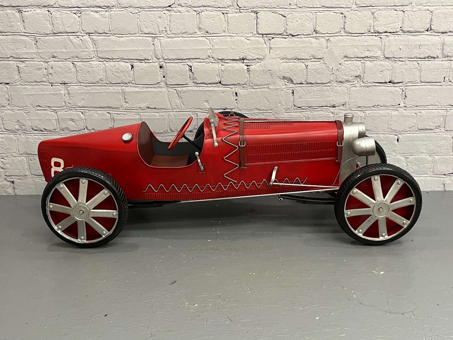 <p>Large Scale Tin Plate Modern Vintage Car</p>