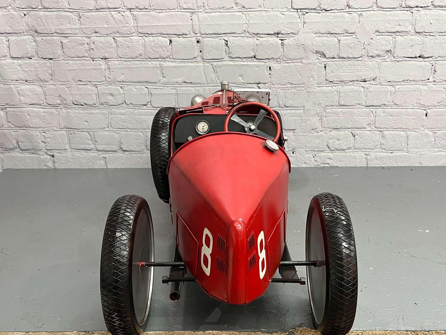 <p>Large Scale Tin Plate Modern Vintage Car</p>