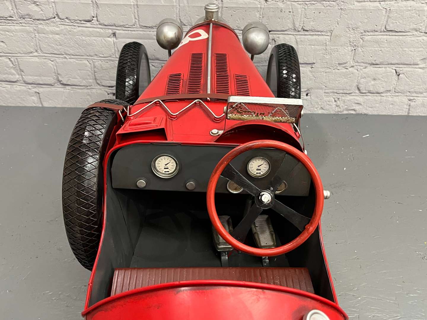 <p>Large Scale Tin Plate Modern Vintage Car</p>