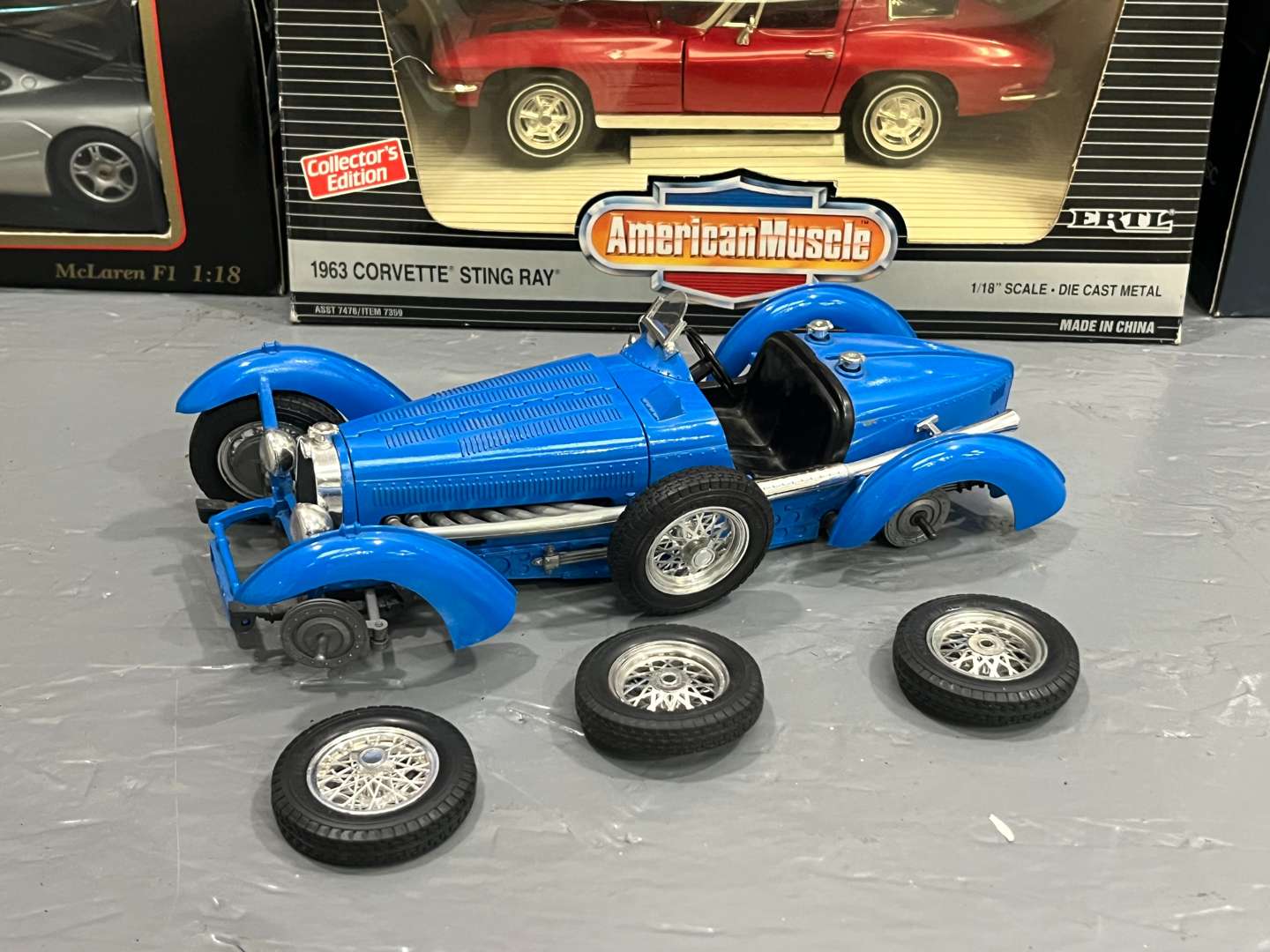 <p>Ten 1:18 Scale Models, Corvette, Mercedes Etc</p>