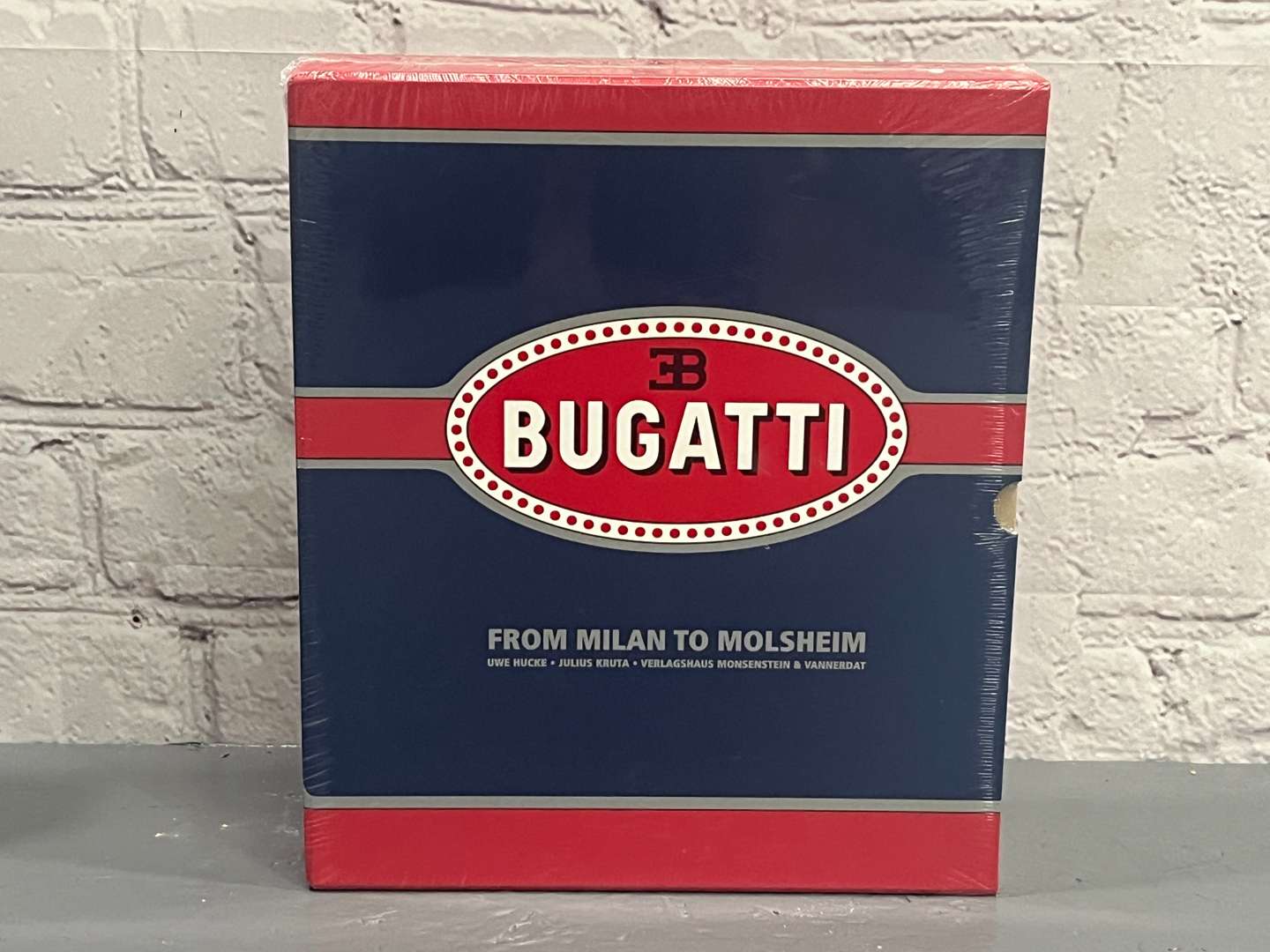 <p>Bugatti and Porsche Carrera 2.7 Limited Edition Books&nbsp;</p>