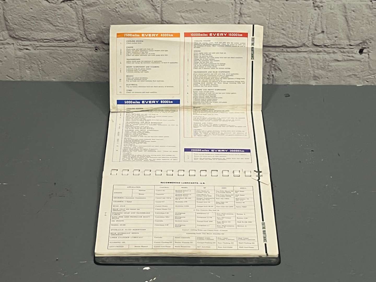 <p>Aston Martin DB6 Instruction Book&nbsp;</p>