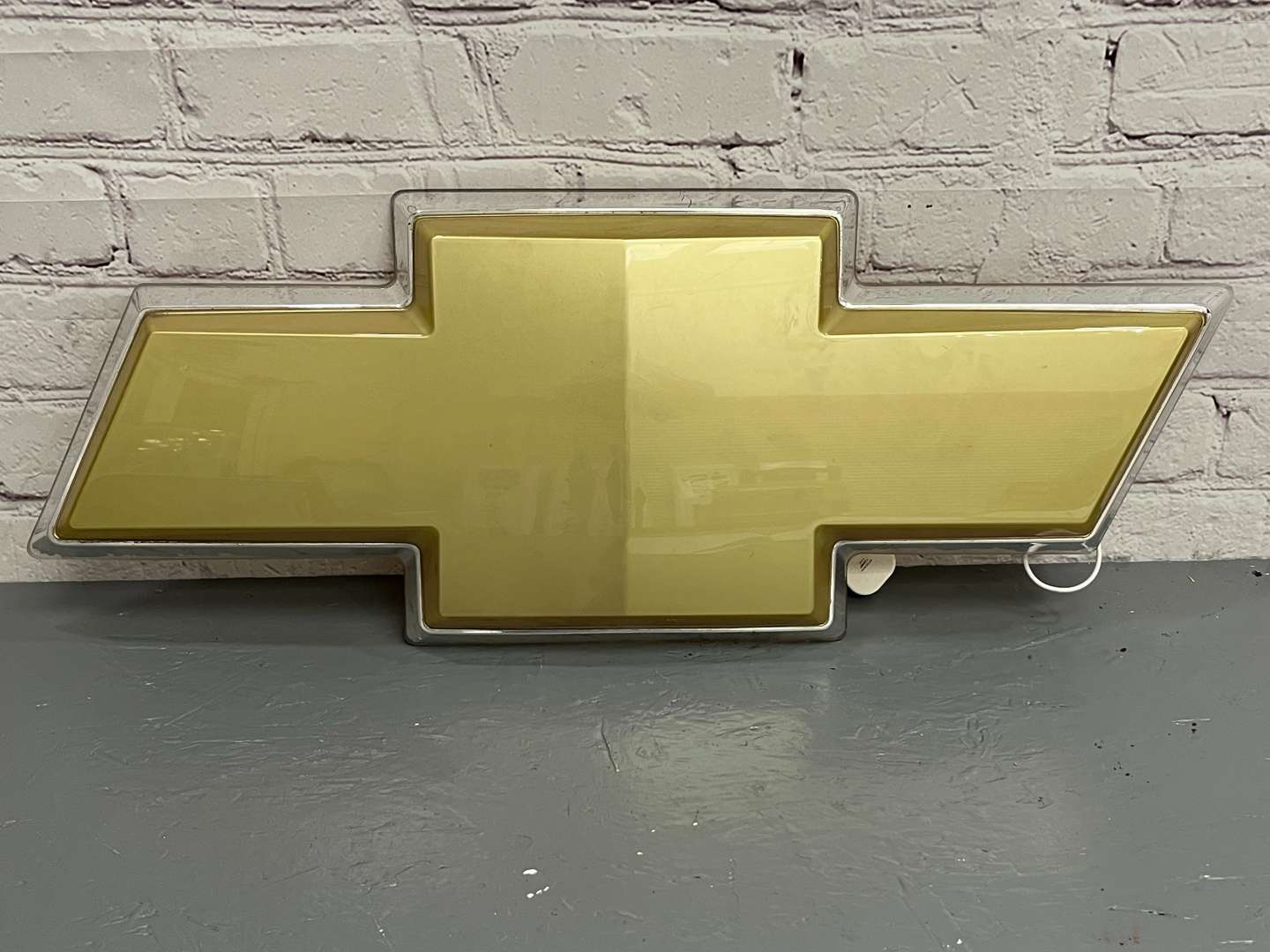 <p>Chevrolet Illuminated Emblem Sign</p>