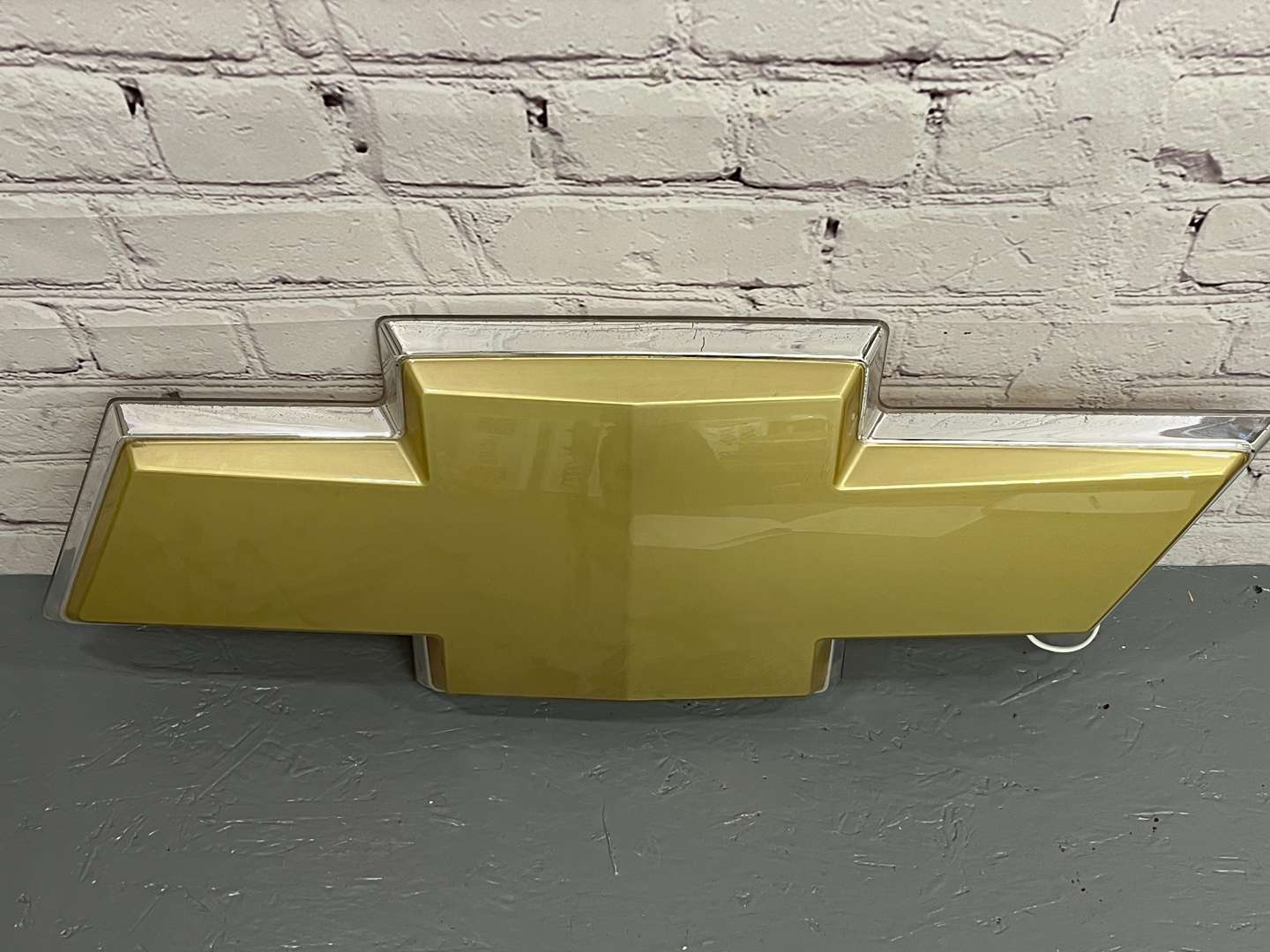 <p>Chevrolet Illuminated Emblem Sign</p>