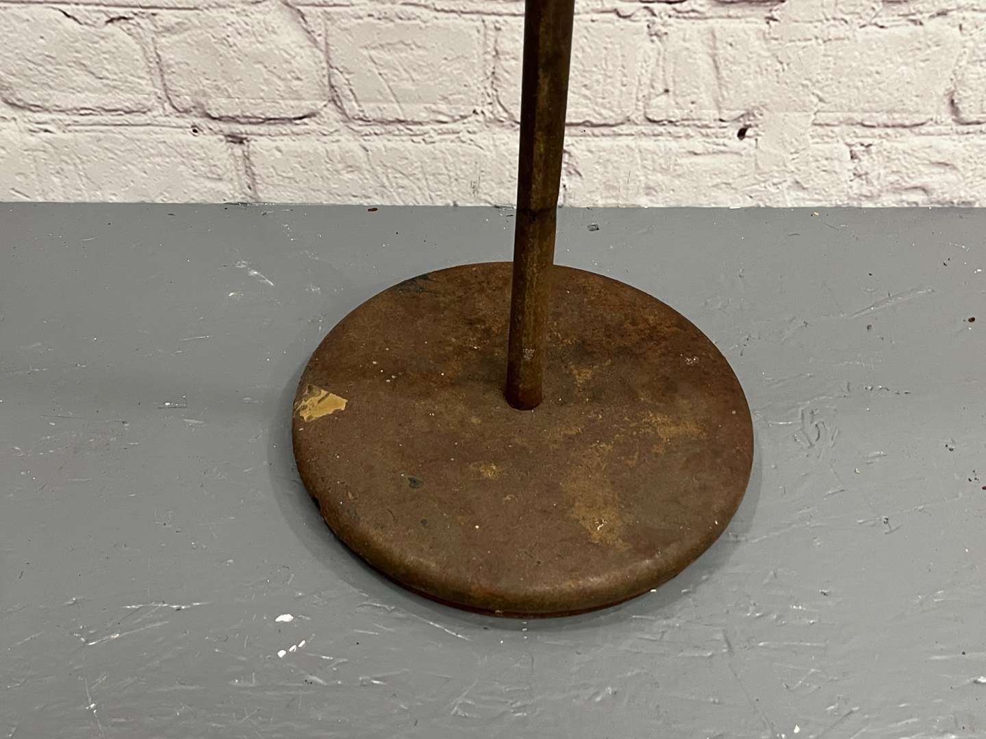 <p>Castrol Aluminium Circular Sign on Cast Stand&nbsp;</p>